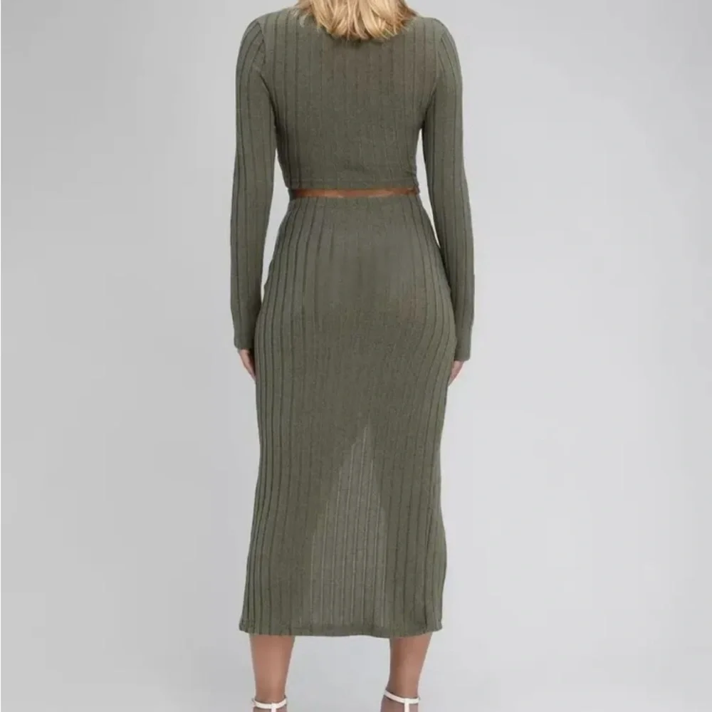 GREEN OUTFIT - Picture 2 of 2